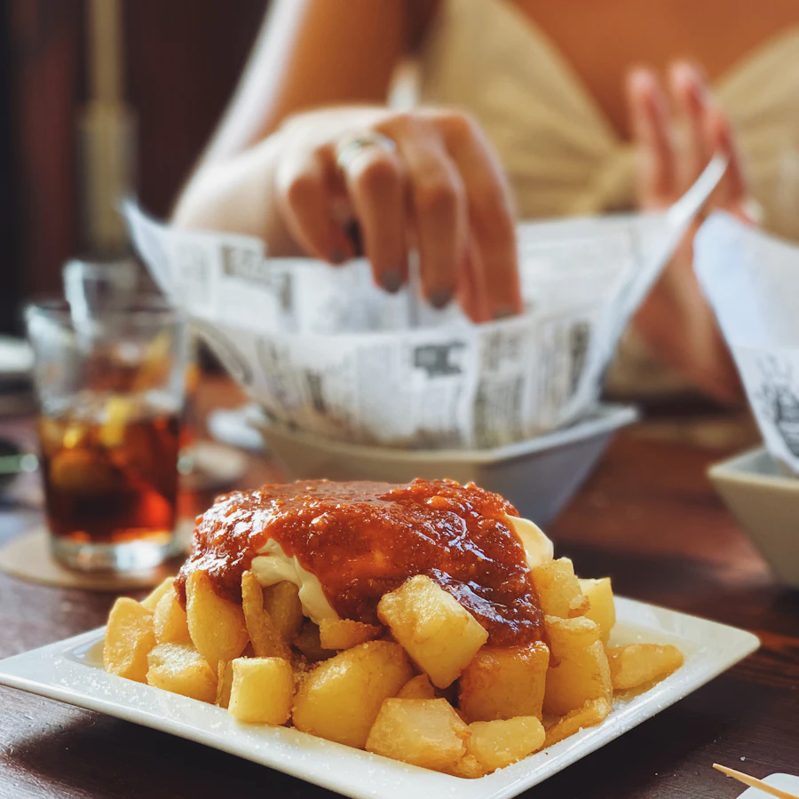 Patatas bravas con salsa