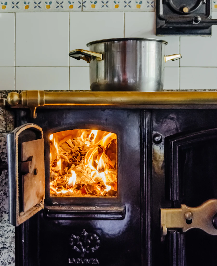 Cazuela al fuego en una cocina de leña