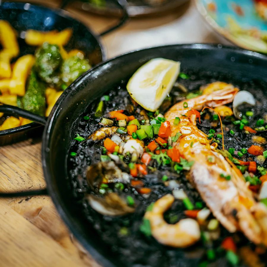 Arroz negro con gambas y limón