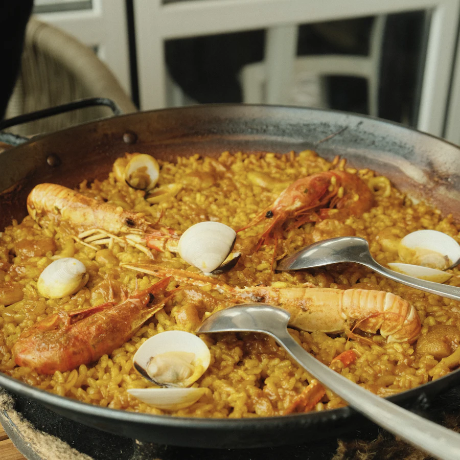 Arroz con almejas y cigala en la paellera