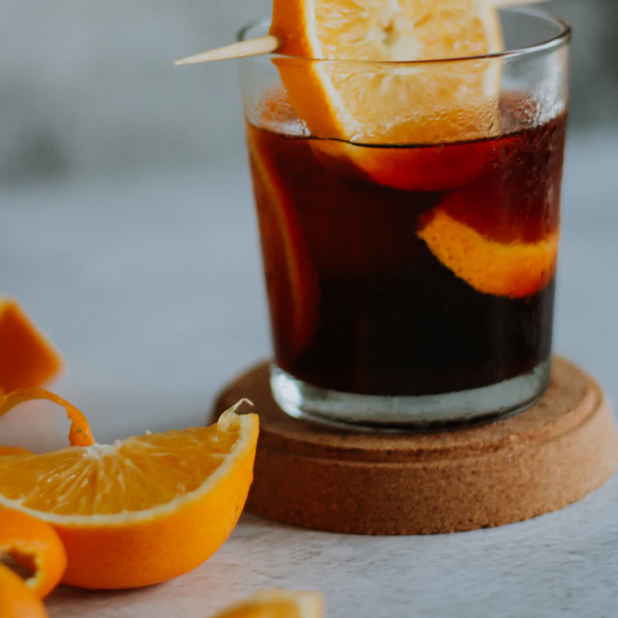 Vaso de vermut con una rodaja de naranja